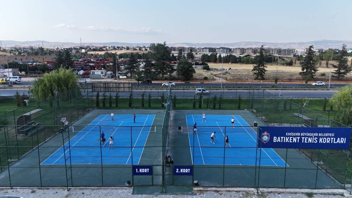 Büyükşehirden her yaşa tenis eğitimi