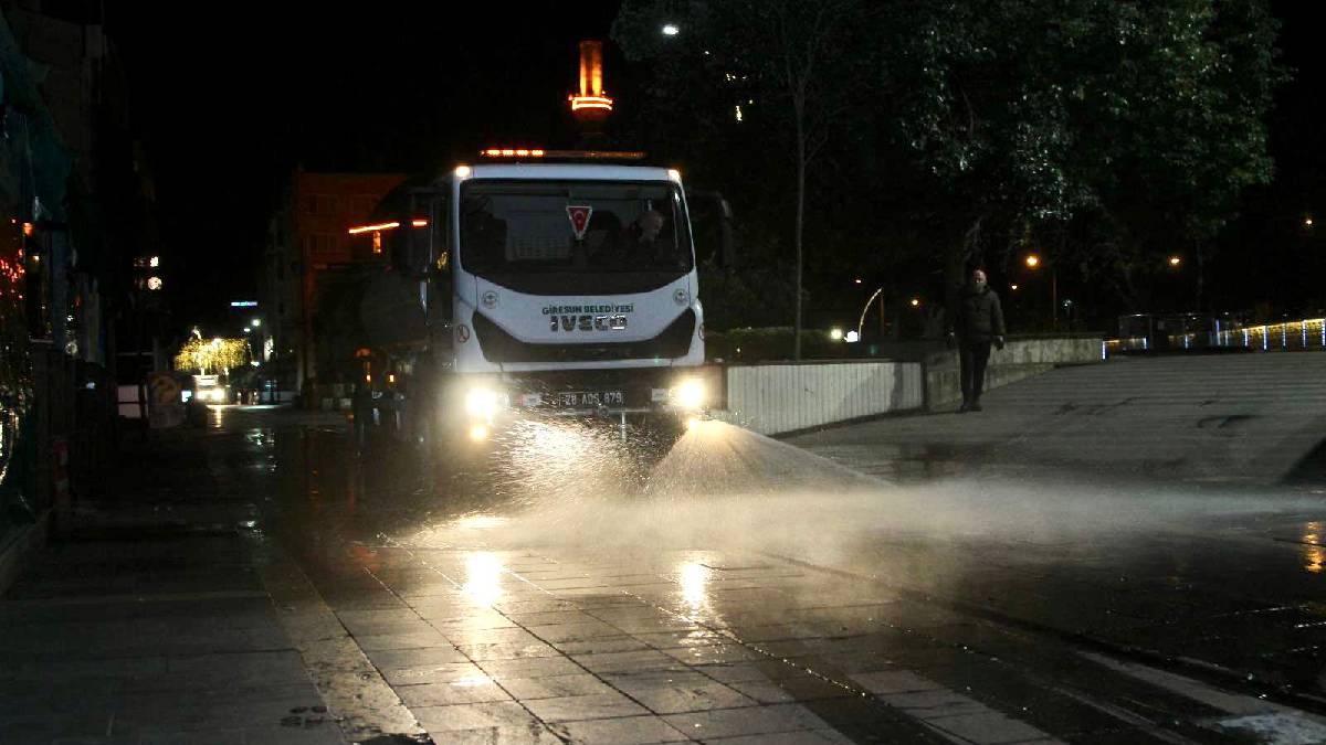 Gece mesaisinde cadde ve sokaklar yıkanıyor