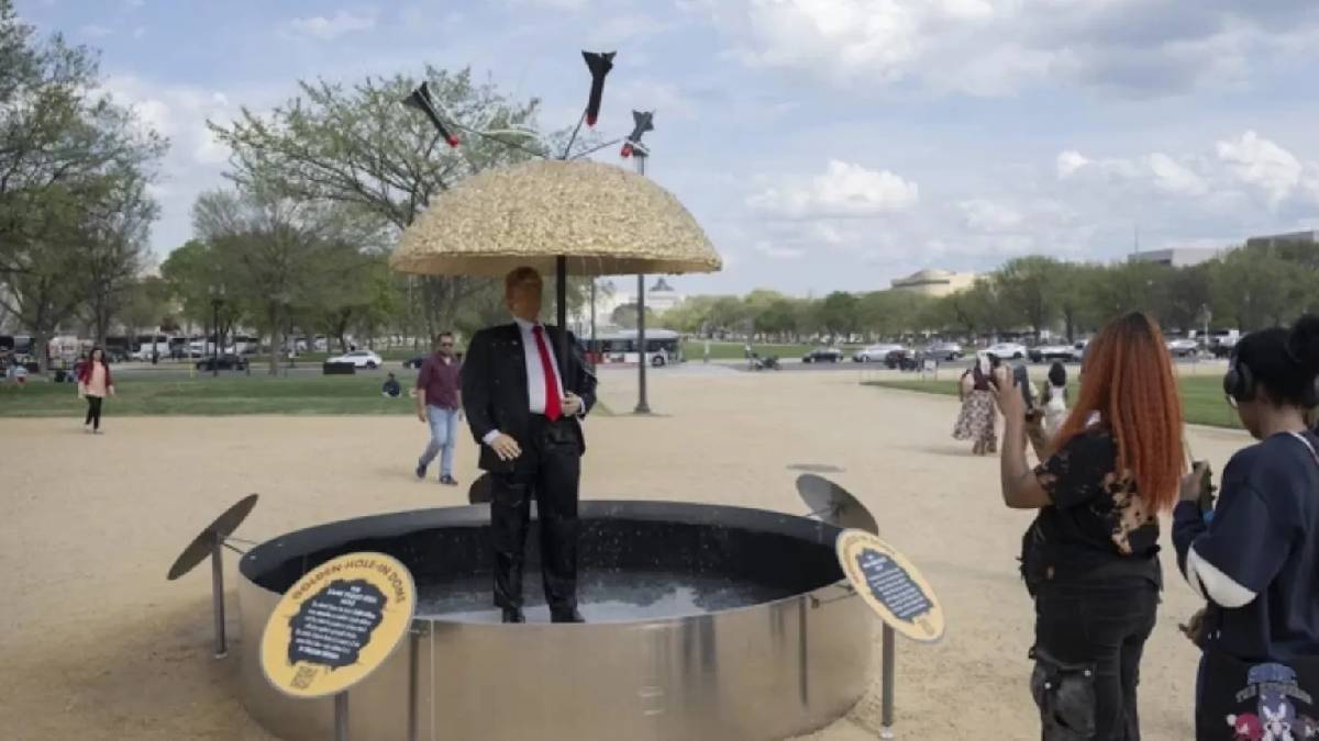 Washington’da Trump karşıtı heykel: Trump'ın üzerine füzeler yağıyor