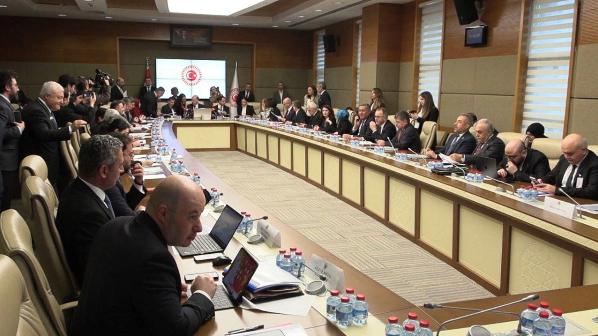 Sosyal medya ve doğum izni düzenlemesi: Komisyonda görüşmeler başladı