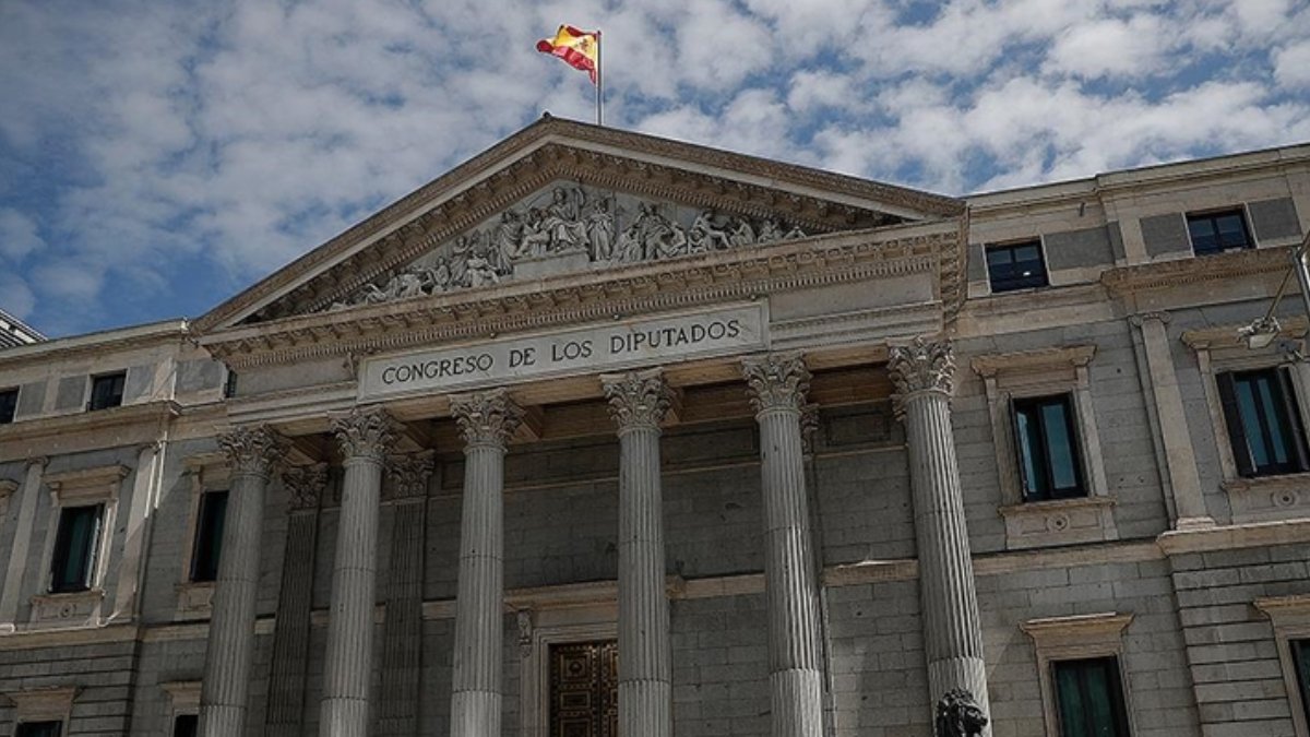 İspanya'da rıza olmadan el öpmek cinsel saldırı suçu sayıldı