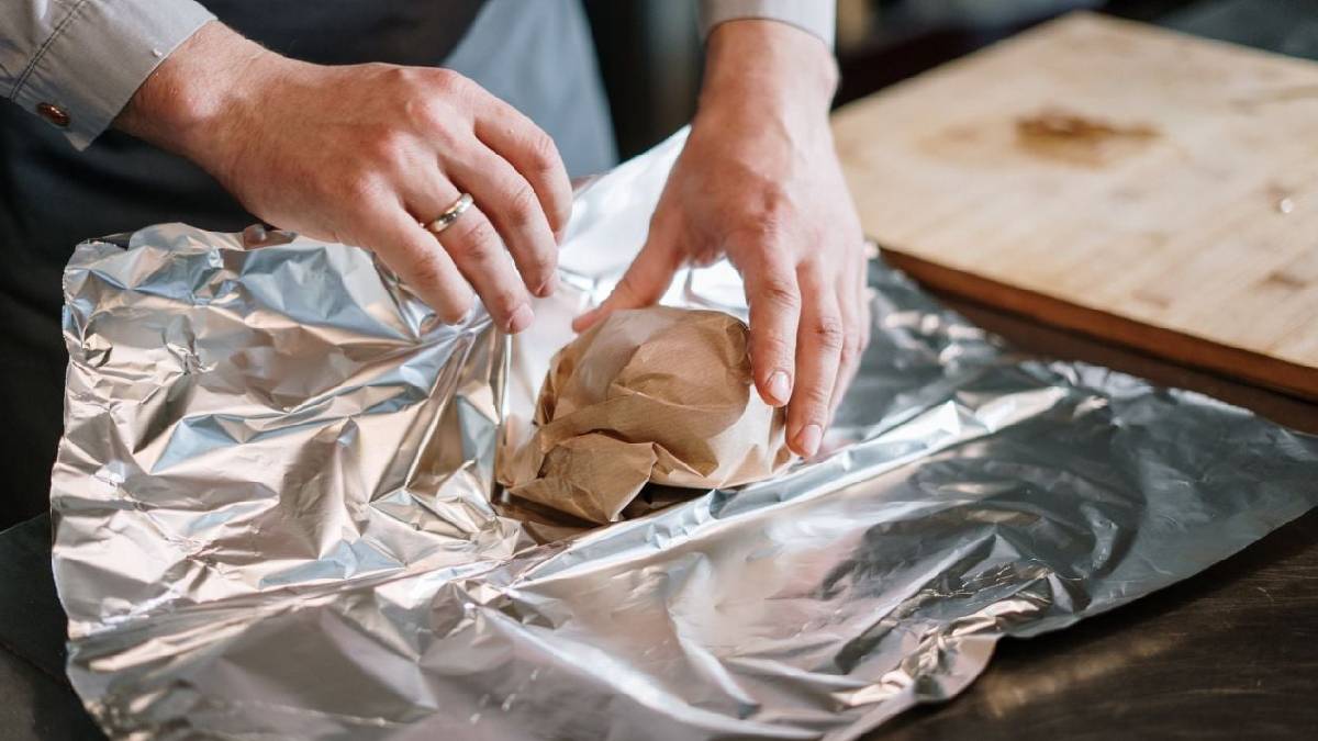 ‘Hangi tarafı kullanmalıyım’ çelişkisi bitti: Alüminyum folyonun görünüm farkının sırrı çözüldü
