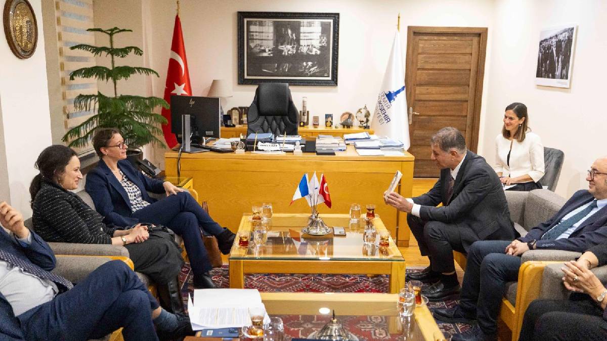 Başkan Tugay Büyükelçi Dumont ve Fransız heyetini konuk etti