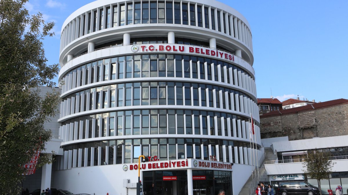 Bolu Belediyesi'ne operasyon: Ekipler binada arama yapıyor