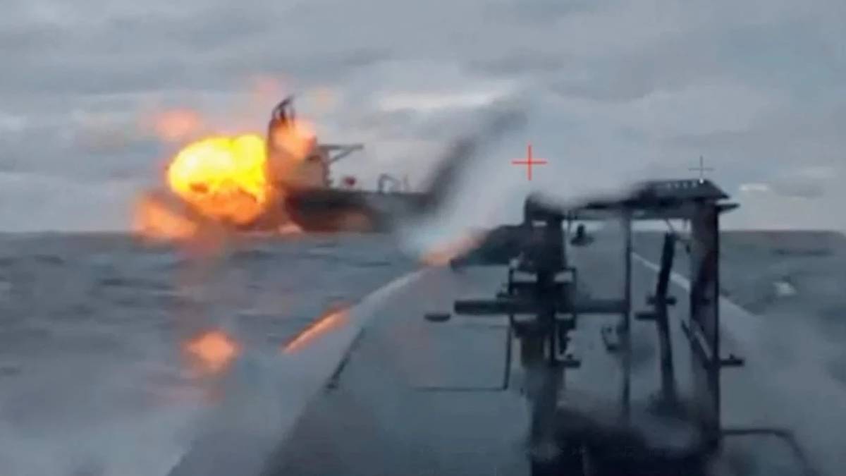 Hürmüz’de tansiyon yeniden yükseldi: İran, İsrail bağlantılı gemiyi vurdu