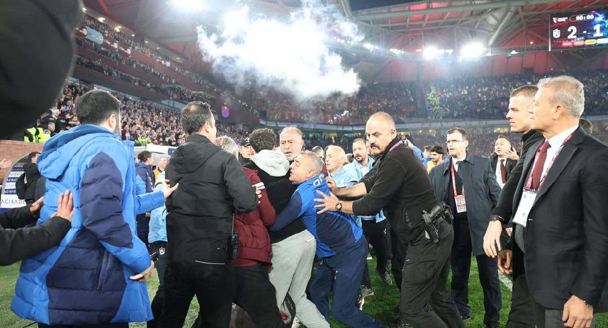 Dev derbinin ardından saha karıştı: Abdülkerim'e kırmızı kart, koridorlarda 'sinir harbi'