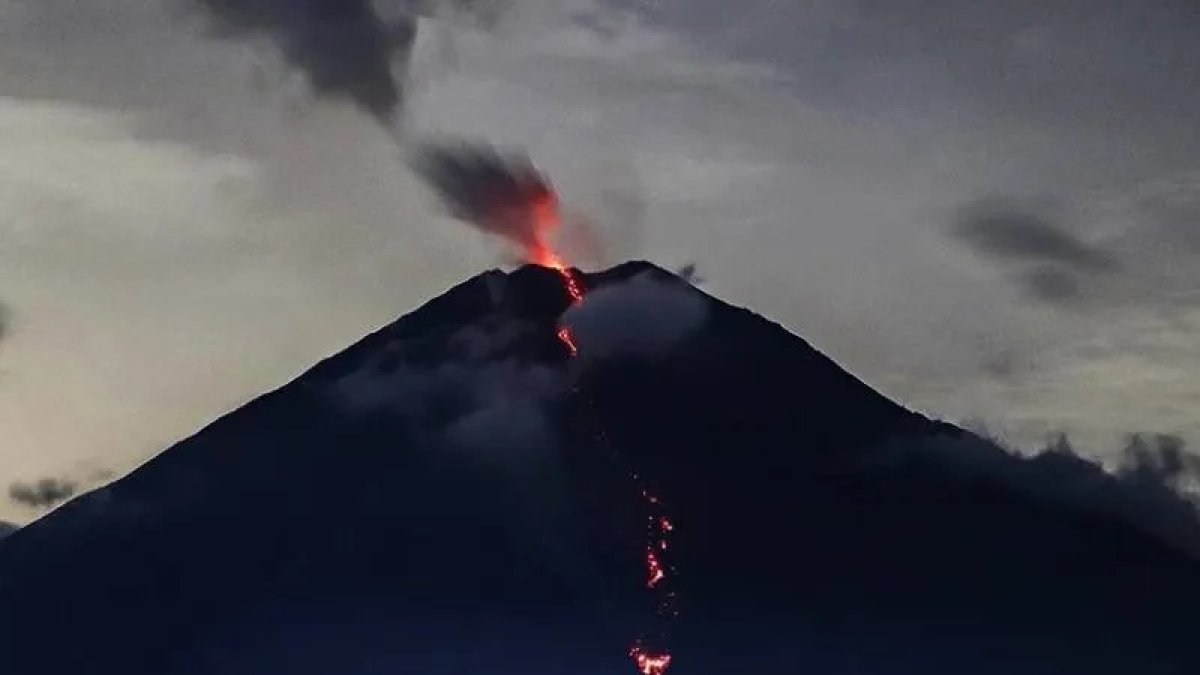 Endonezya’da Semeru Yanardağı dört kez patladı, küller 1000 metreye ulaştı