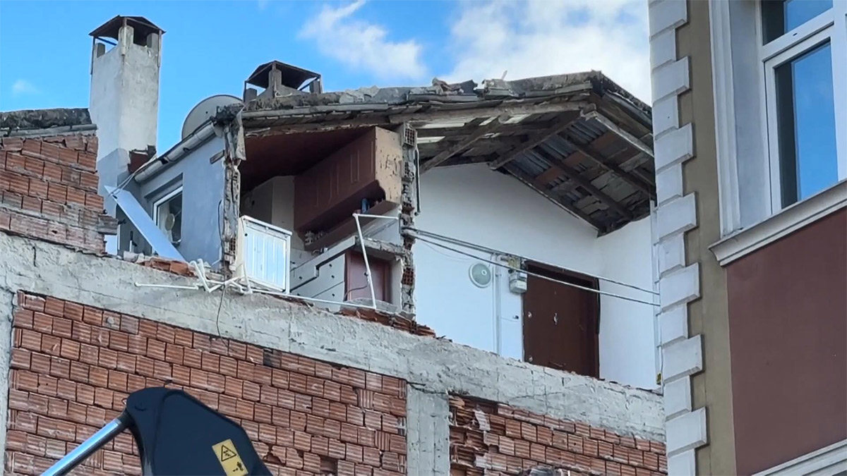 Avcılar’da kentsel dönüşüm yıkımı yan binaya zarar verdi: Duvar yıkıldı, ev kullanılamaz hale geldi