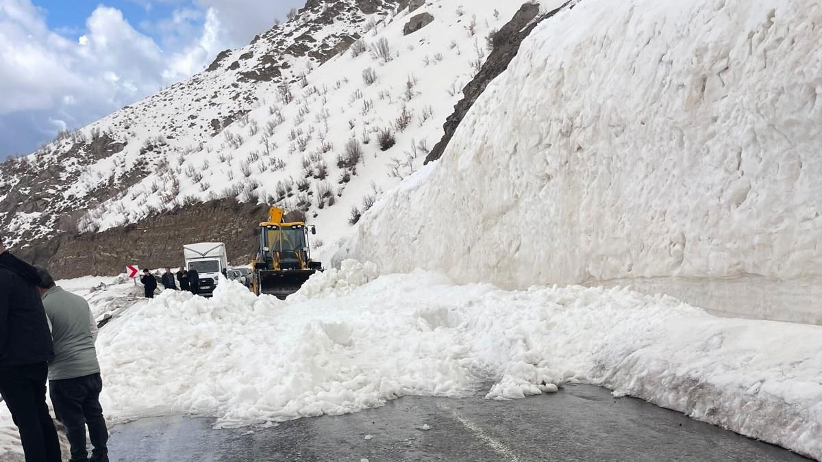 Hakkari- Şırnak kara yolu çığ nedeniyle ulaşıma kapandı
