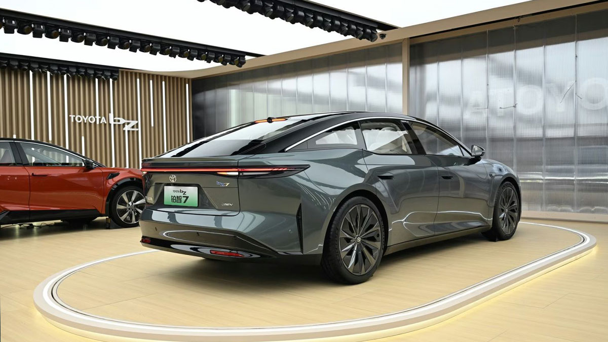 Toyota'dan elektrikli otomobil piyasasına iddialı giriş: Tesla rakibi 'bZ7' 1 saatte 3.100 sipariş aldı