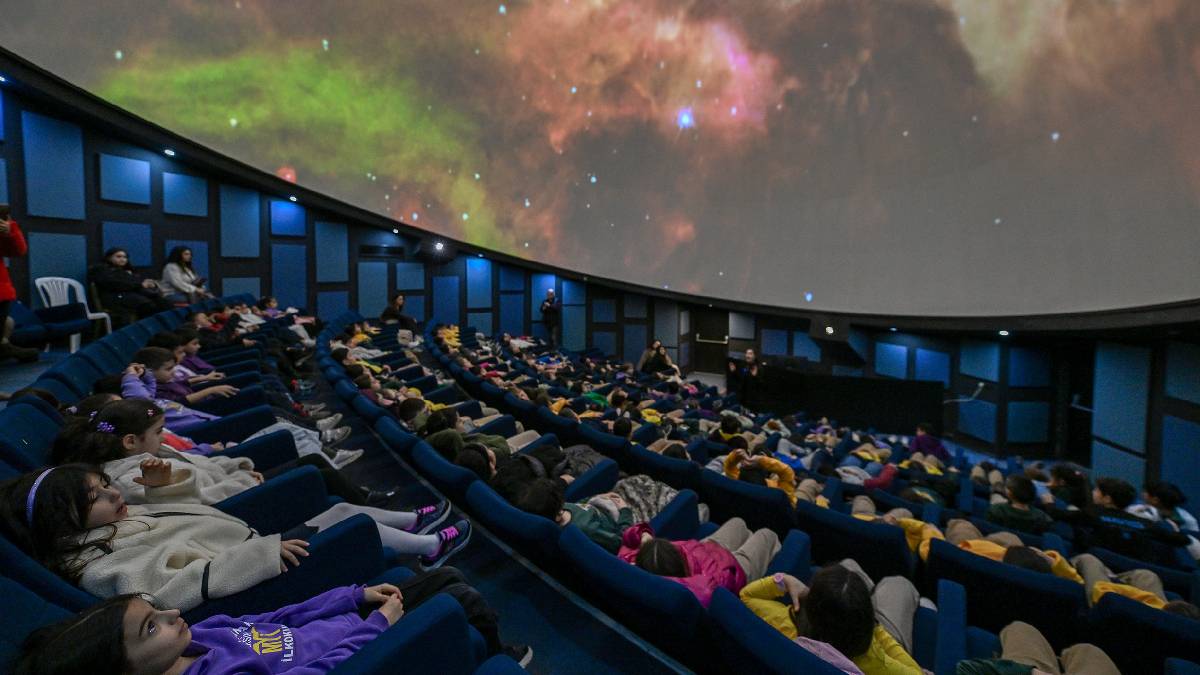 Mercan Bilim Merkezi’nde yer alan planetaryum ile çocuklar evreni keşfediyor