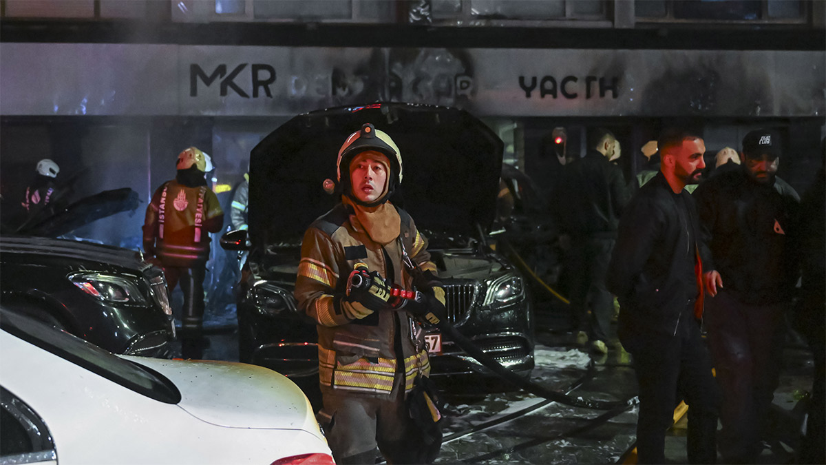 Beşiktaş’ta bir aileye çifte saldırı: Önce oto galeriyi kundakladılar sonra villayı kurşunladılar