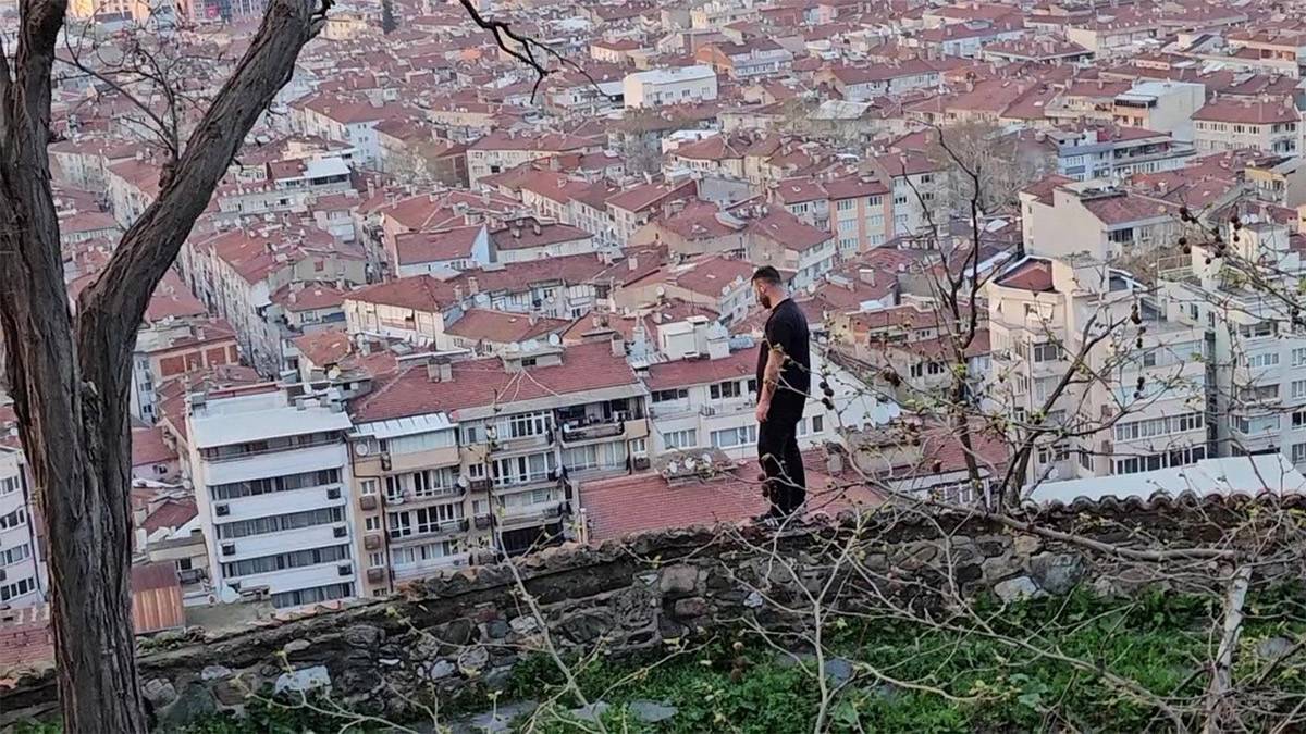 'Eşim gelmeden inmeyeceğim' dedi: Surlara çıkan şahıs ekipleri harekete geçirdi