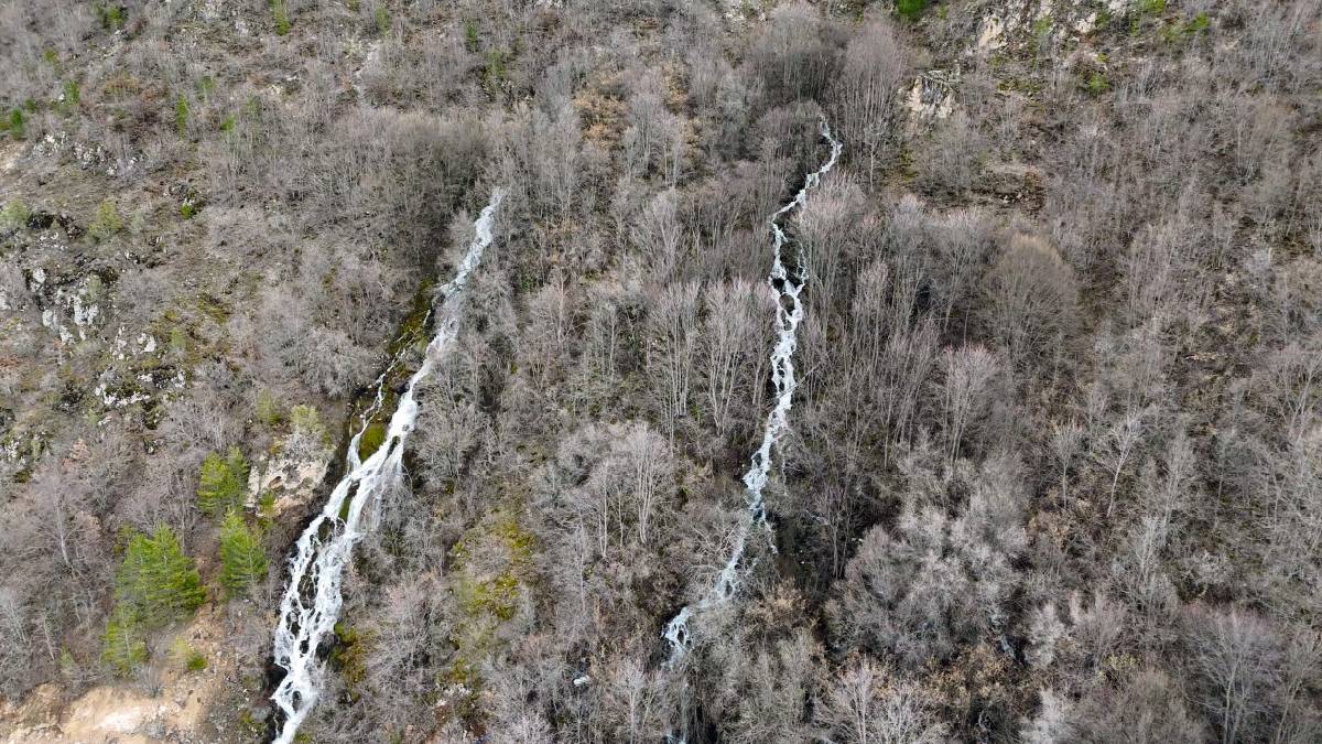 2 ayrı yamaçtan fışkıran gizemli sular: 15 gün görsel şölen sunuyor, ortadan kayboluyor