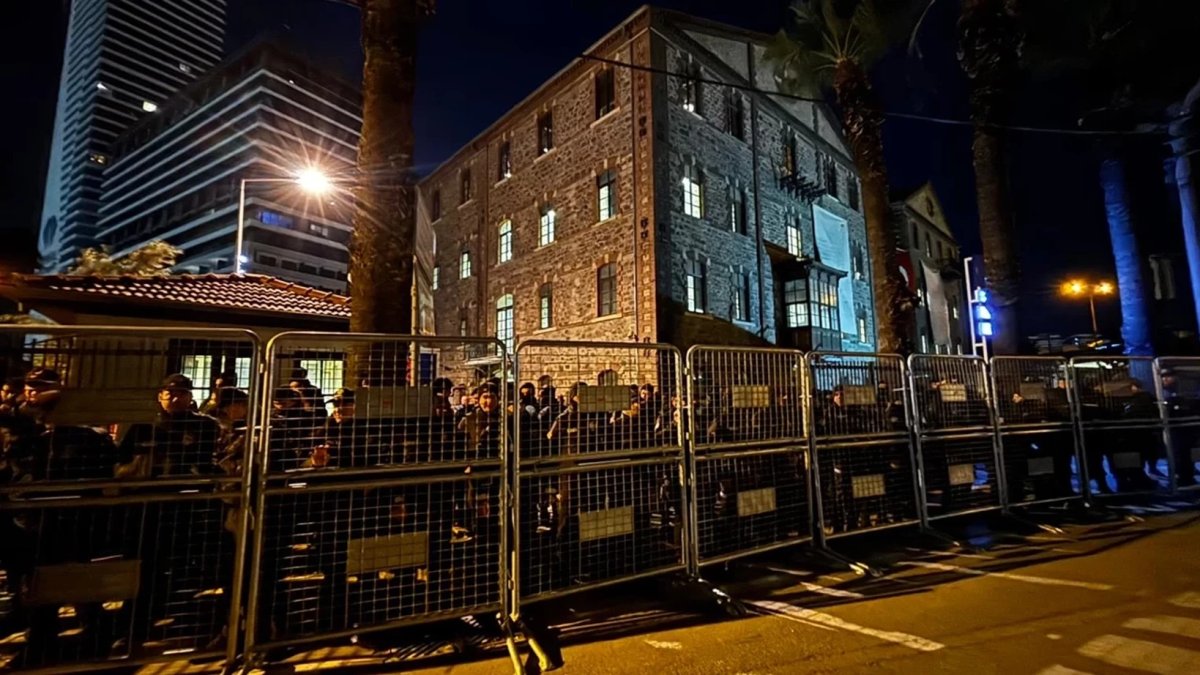 İzmir Meslek Fabrikası'na giriş çıkışlar kapatıldı