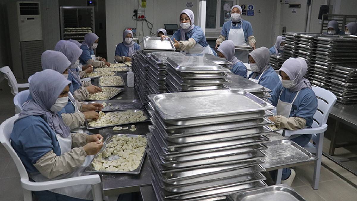 100 kadına istihdam sağladığı imalathanesinde günde 4,5 ton üretim yapılıyor: Zincir marketler kapış kapış alıyor