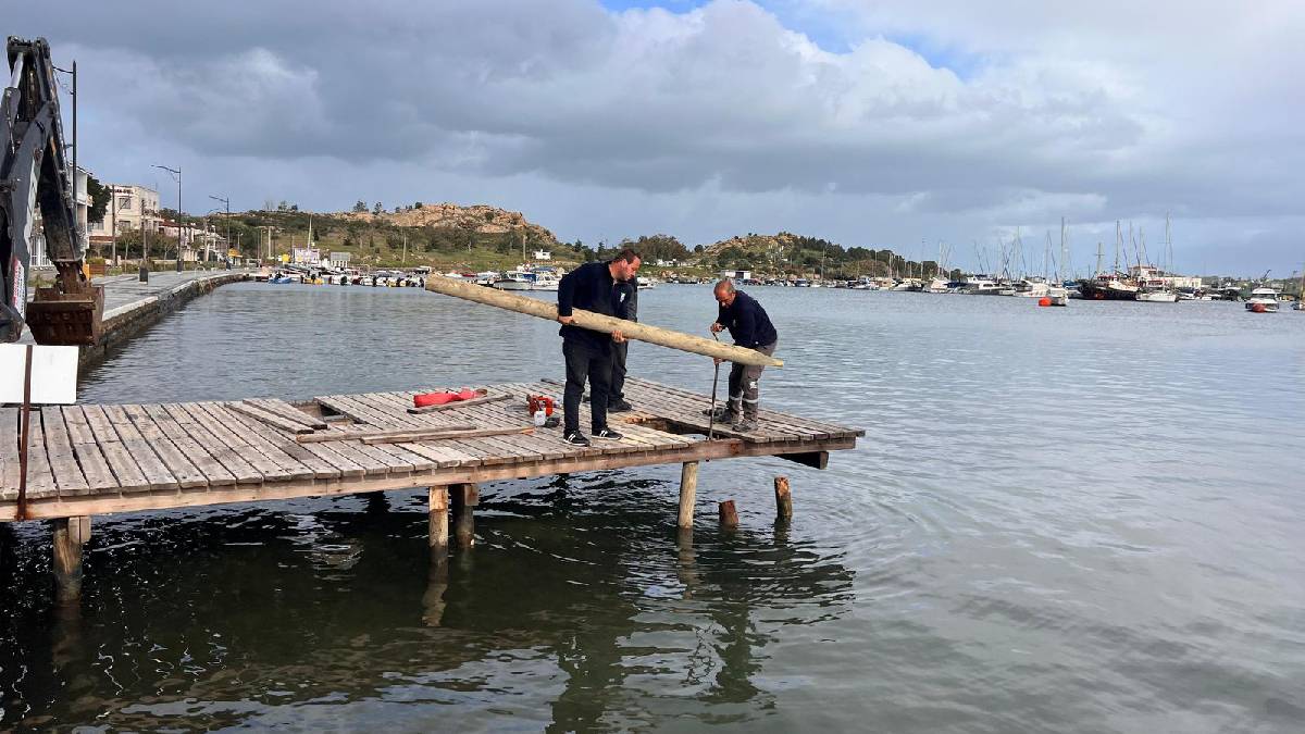 Foça’da iskeleler yaza hazırlanıyor
