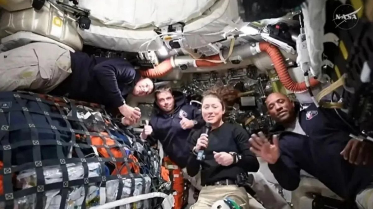 Ay'a insanlı yolculukta en uzak mesafe rekoru kırıldı