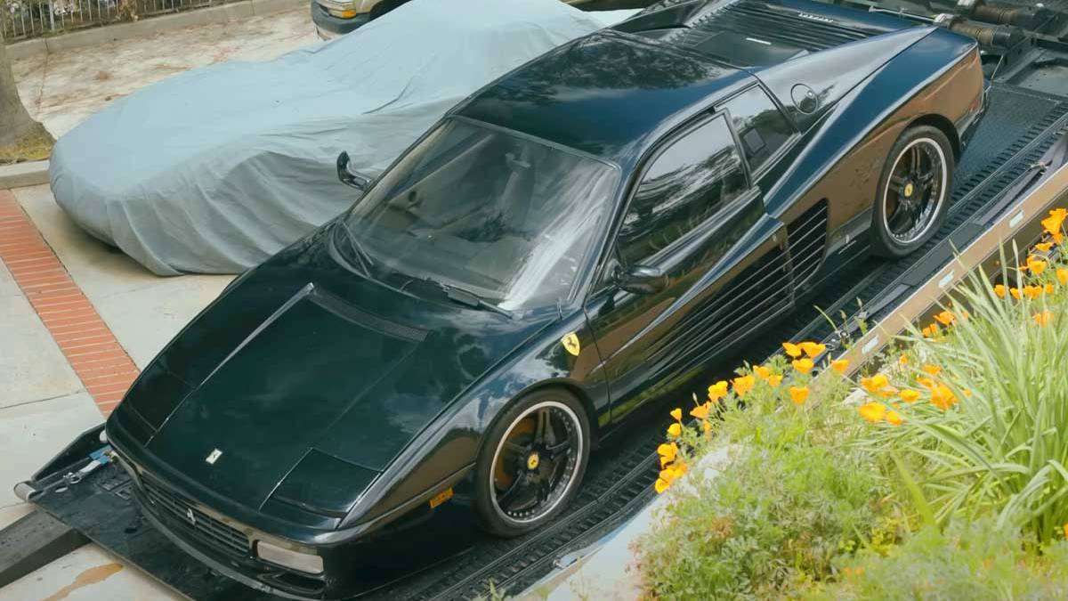 Dünyaca ünlü basketbolcu arabasıyla ilgi odağı oldu! 1992 model Ferrari aracı göz doldurdu