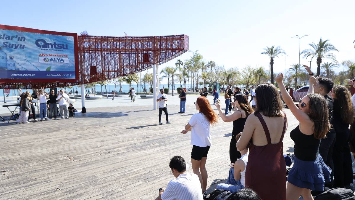 Erasmuslu gençlerden mini konser