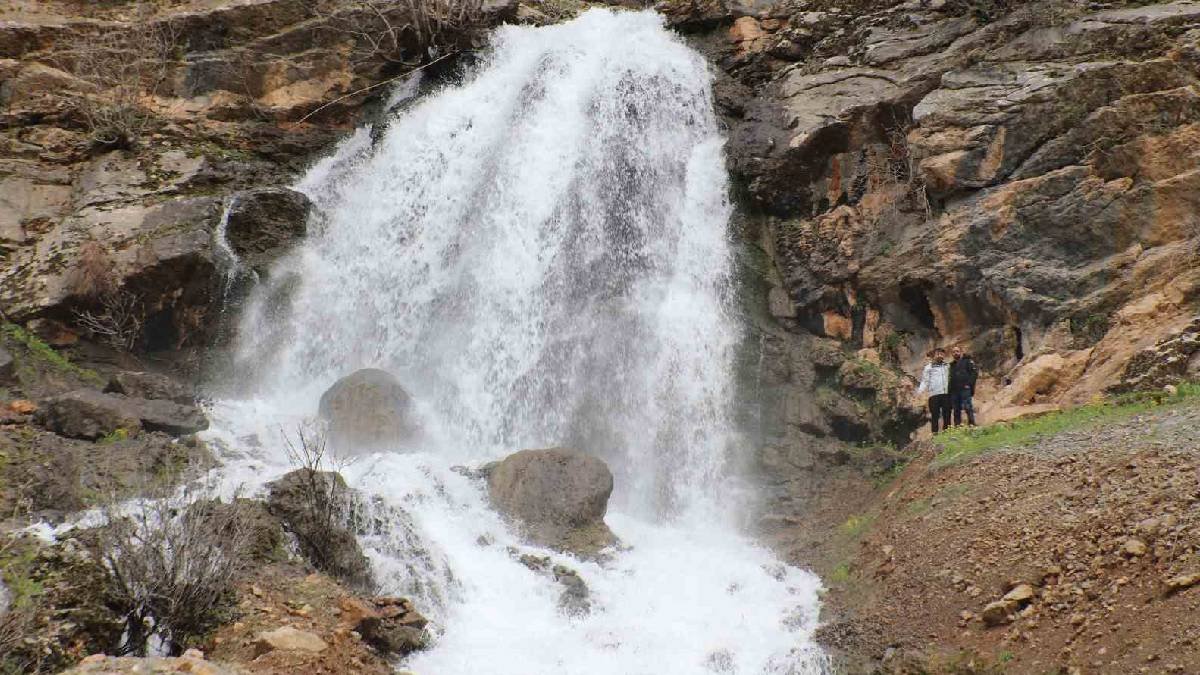 Eriyen kar suları debisini artırdı: Beyaz Su Şelalesi’ne akın başladı
