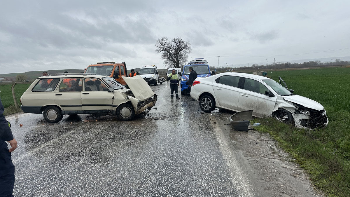 Çorum'da iki otomobil kafa kafaya çarpıştı: 3 yaralı