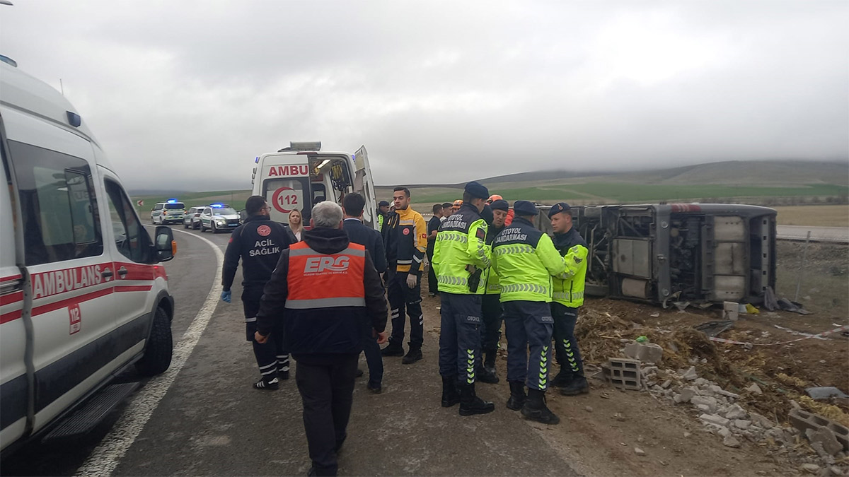 Aksaray'da yolcu otobüsü devrildi: Çok sayıda yaralı var