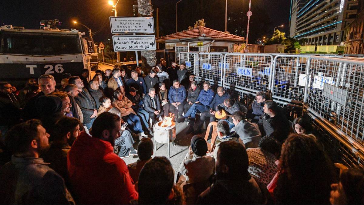 Meslek Fabrikası önünde gece nöbeti