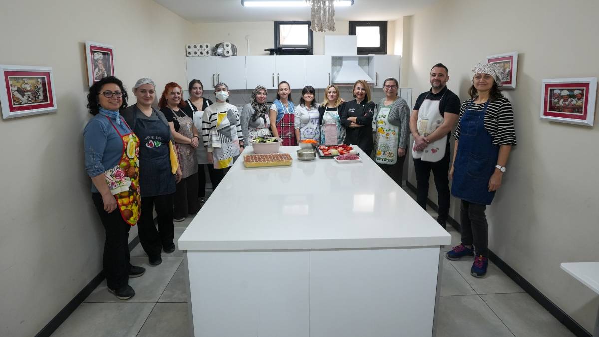 Mutfak atölyesinde Gaziemir’in yeni aşçıları yetişiyor
