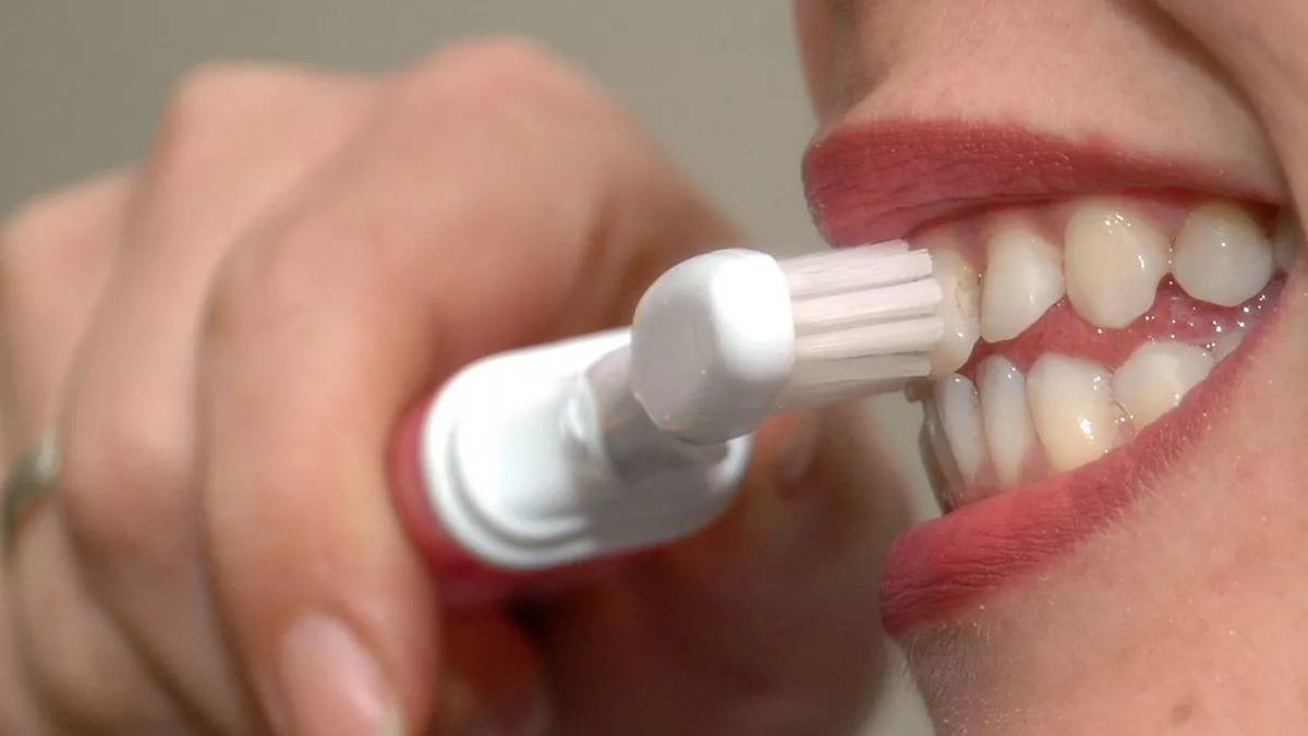 Kahvaltı öncesi mi sonrası mı? Dişler ne zaman fırçalanmalı sorusunun cevabı