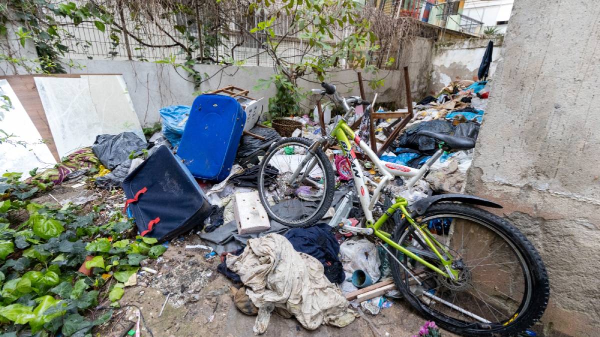 Karşıyaka Belediyesinden çöp eve müdahale: 3 ton atık çıkarıldı