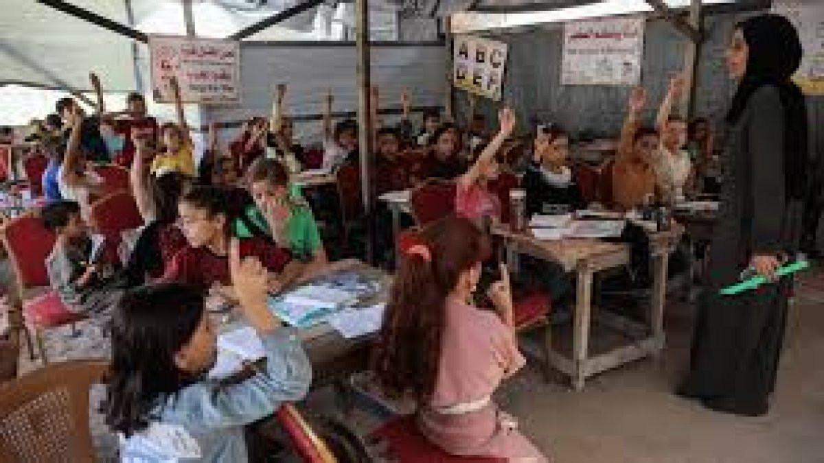 İsrail Gazze'de çadır sınıfı vurdu: Bir kız çocuğu hayatını kaybetti