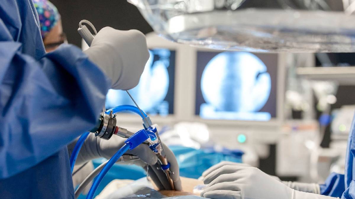 Milyonları etkileyen omurga sorunlarında kişiye özel cerrahi dönemi