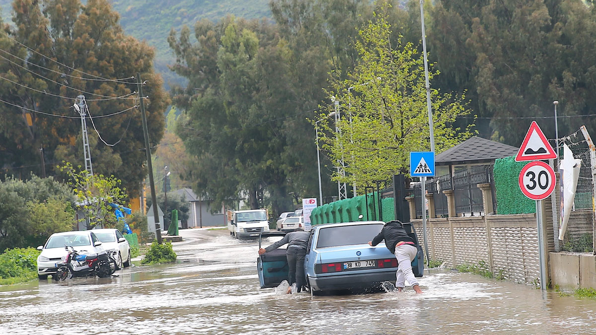 Antakya'da kuvvetli yağış: Eğitime 1 gün ara verildi