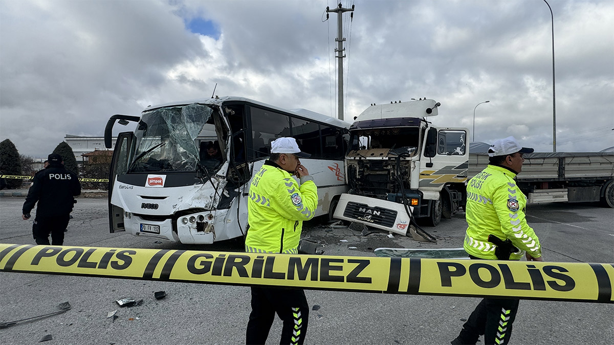 Karaman'da işçi servisi tırla çarpıştı: Çok sayıda yaralı var