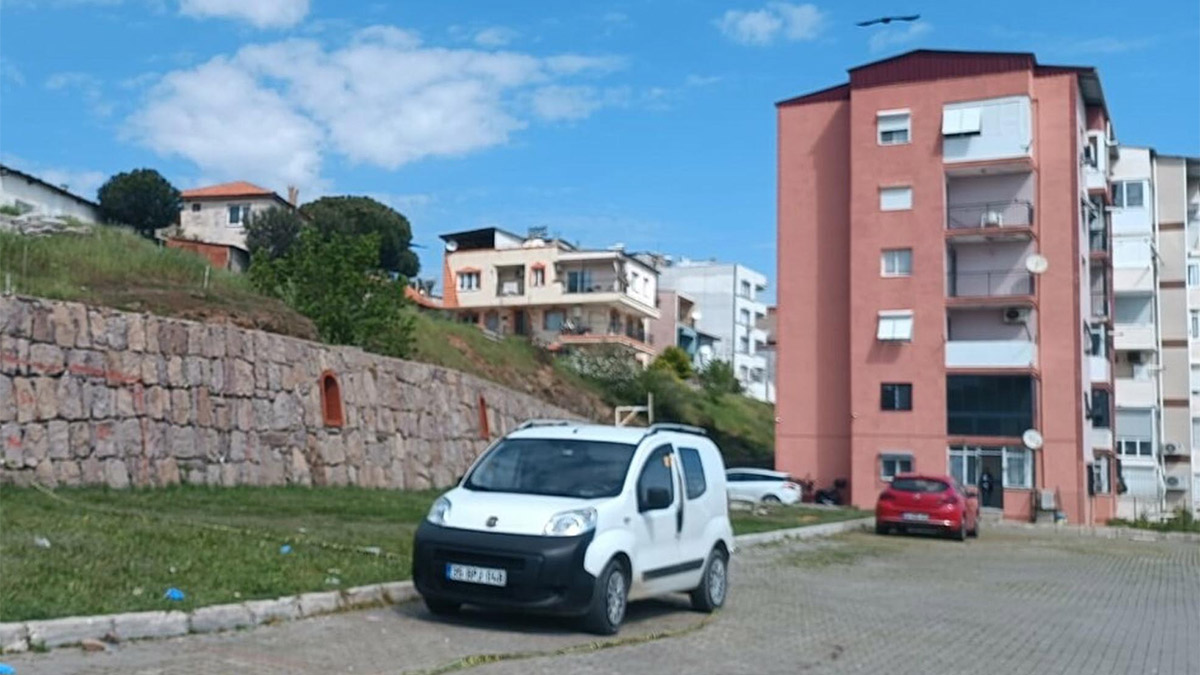 İzmir'de araçta cinayet! Kadını vurup intihar girişiminde bulundu