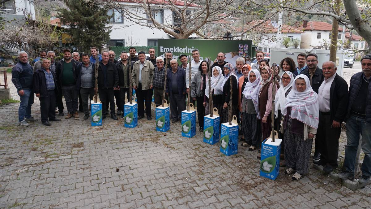 Büyükşehirden ipekböcekçiliğini canlandıran atak: Sarıcakaya’da 600 dut fidanı üreticiyle buluştu