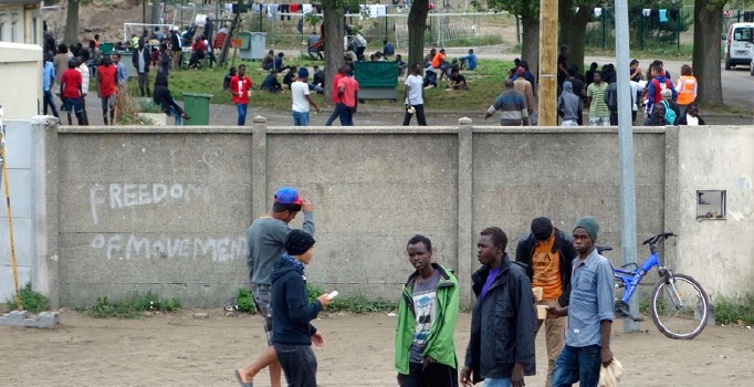 İngiltere, Fransa ile bağlantı noktası olan liman Calais'de duvar örüyor