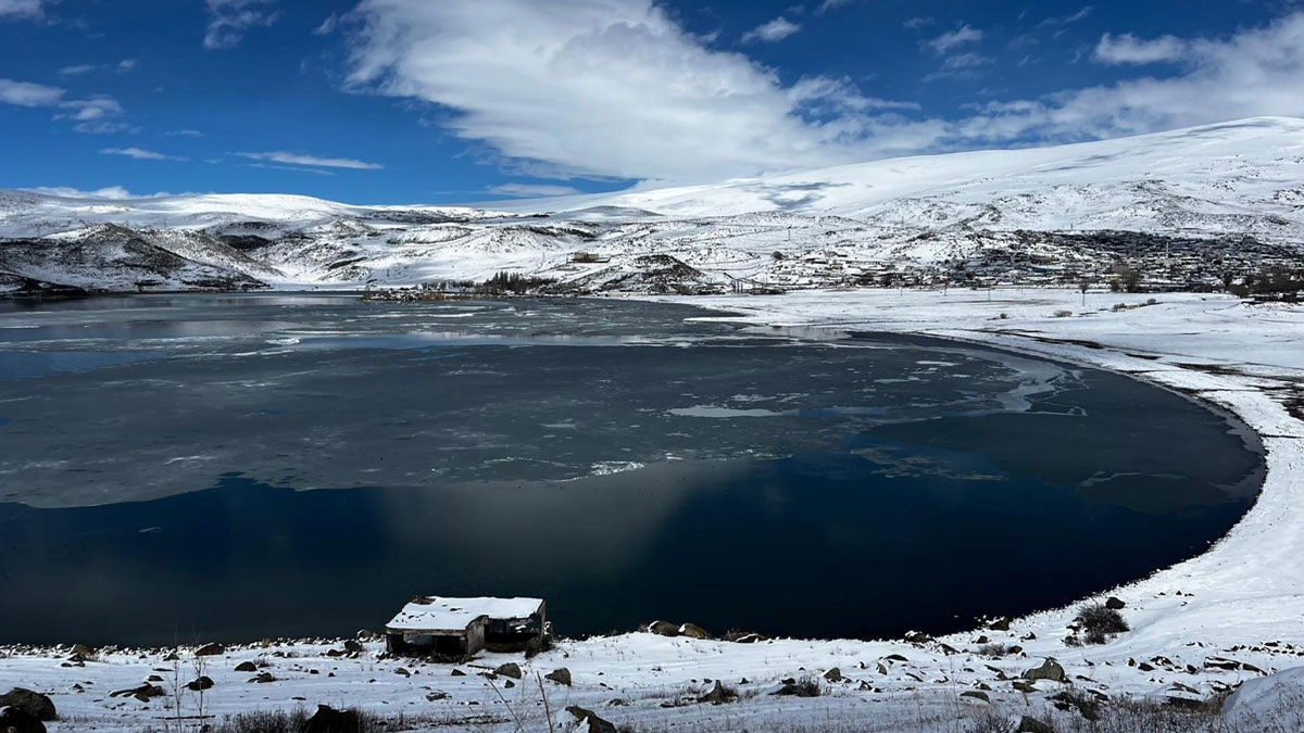 Çıldır Gölü’nde buzlar çözüldü, bahar yüzünü gösterdi