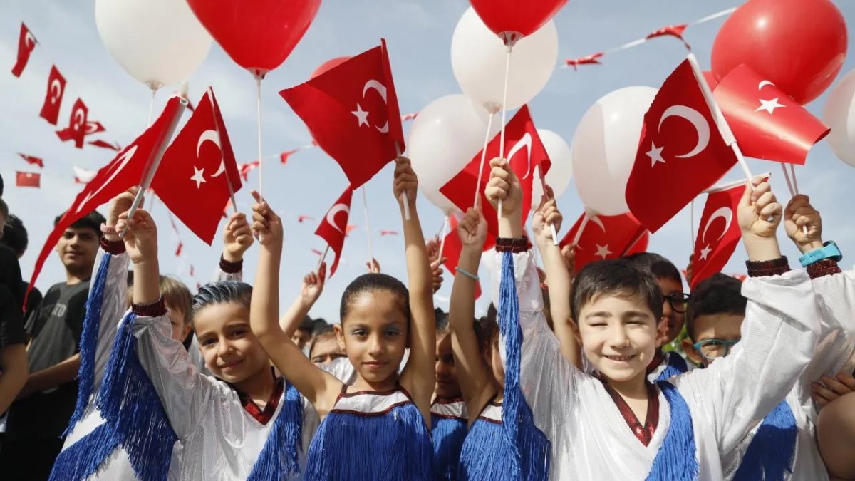 22 Nisan yarım gün mü, okullar kapalı mı? 23 Nisan hangi güne denk geliyor?