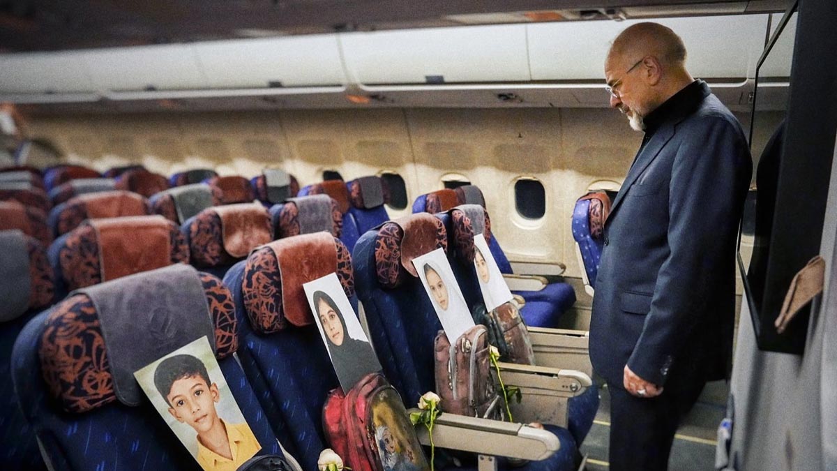 Kalibaf ateşkes görüşmesine ABD'nin katlettiği 168 öğrencinin resimleriyle gitti: Bu uçuşta yol arkadaşlarım