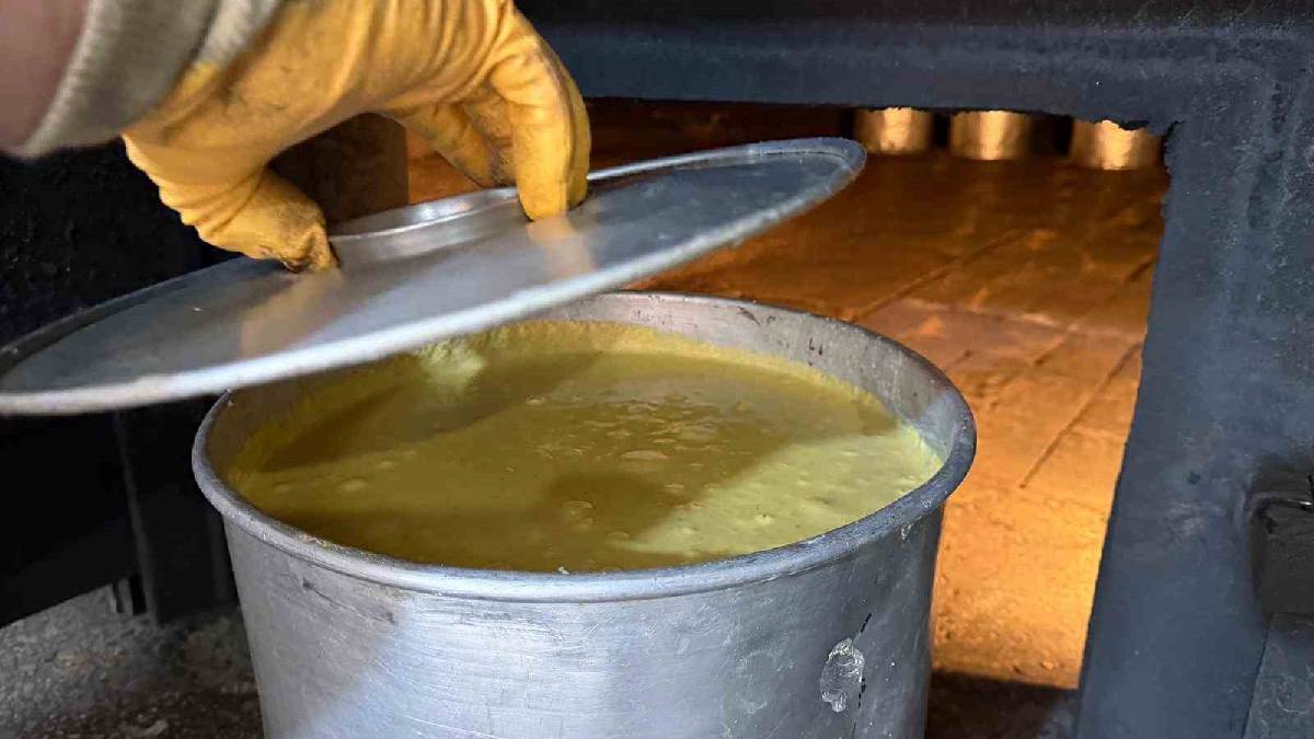 Trabzon’da mısır ekmeğine yenilik: Teneke kovada tam 15 saatte pişiyor