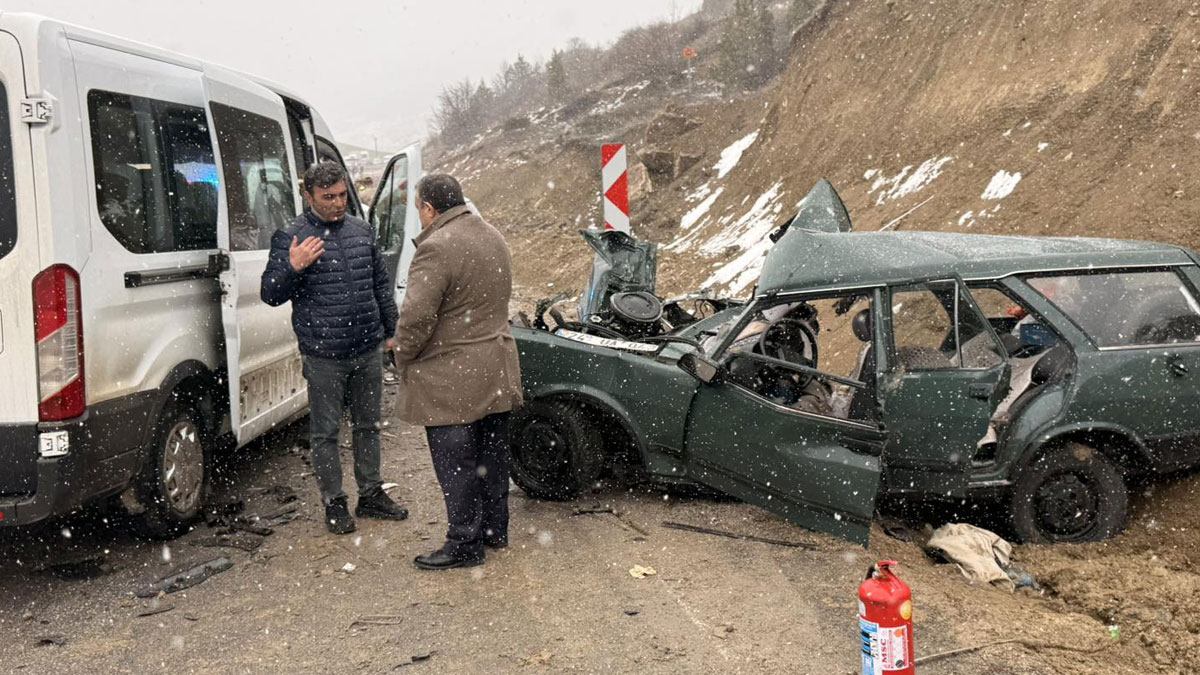 Gümüşhane'de öğretmen servisiyle otomobil kafa kafaya çarpıştı: 1 ölü, 9 yaralı