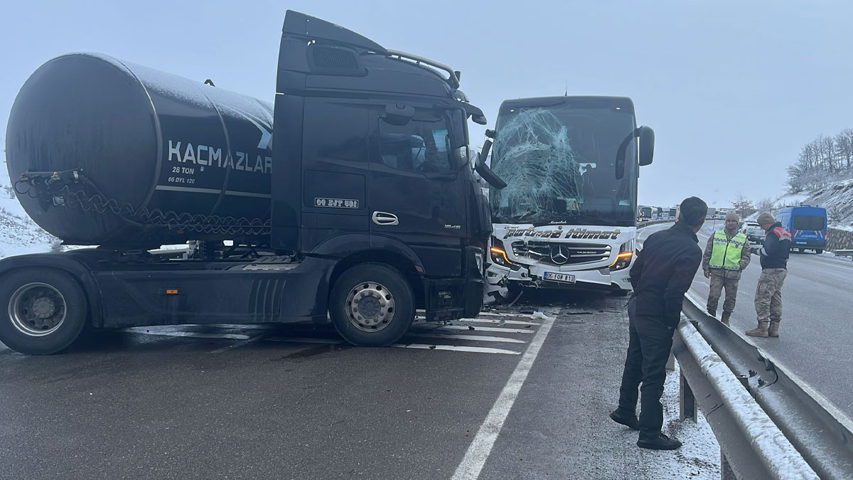 Erzurum'da zincirleme kaza: Biri çocuk 2 kişi öldü, 9 kişi yaralandı