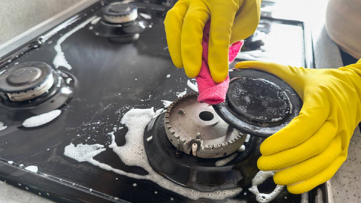 Kimyasal kullanmadan ocaklarınızı ilk günkü parlaklığına kavuşturun! Üstelik tek bir malzeme yeterli