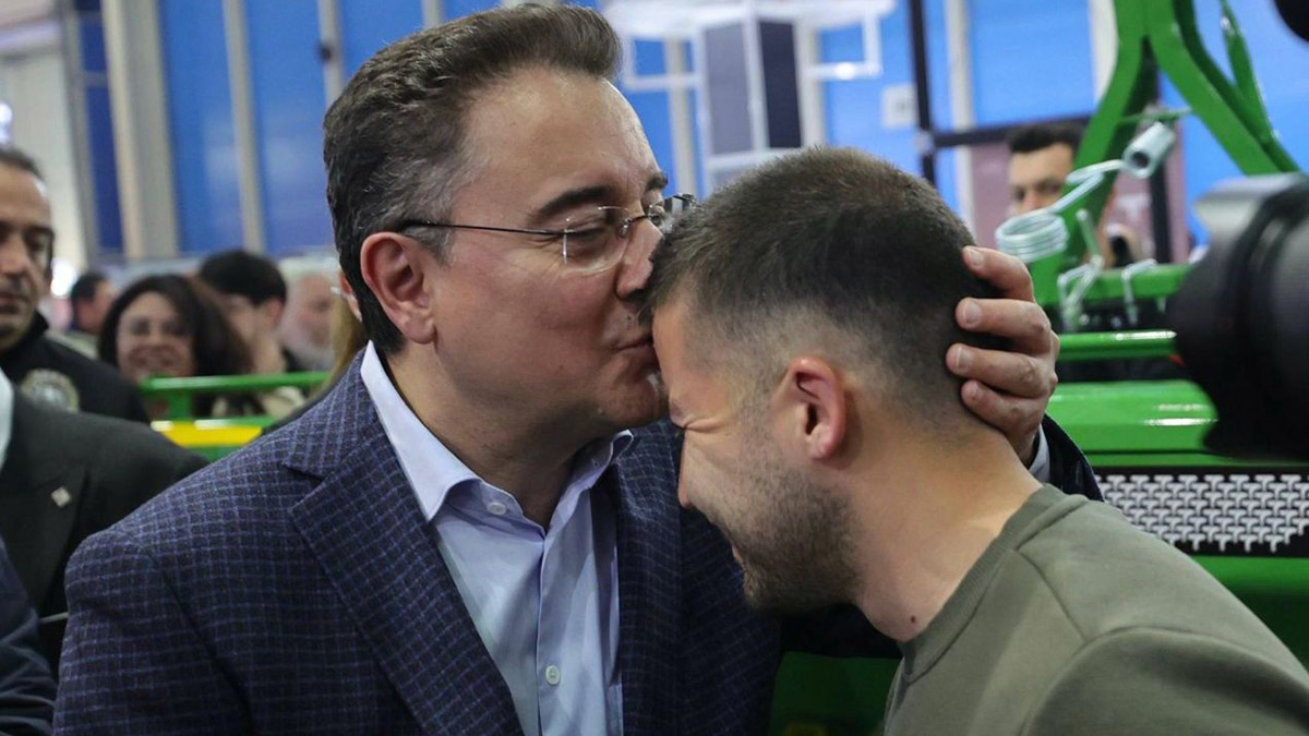 Babacan 24 yaşındaki üniversite mezunu çiftçiyi alnından öptü: Faize verilen para çiftçiye verilenin 16 katı