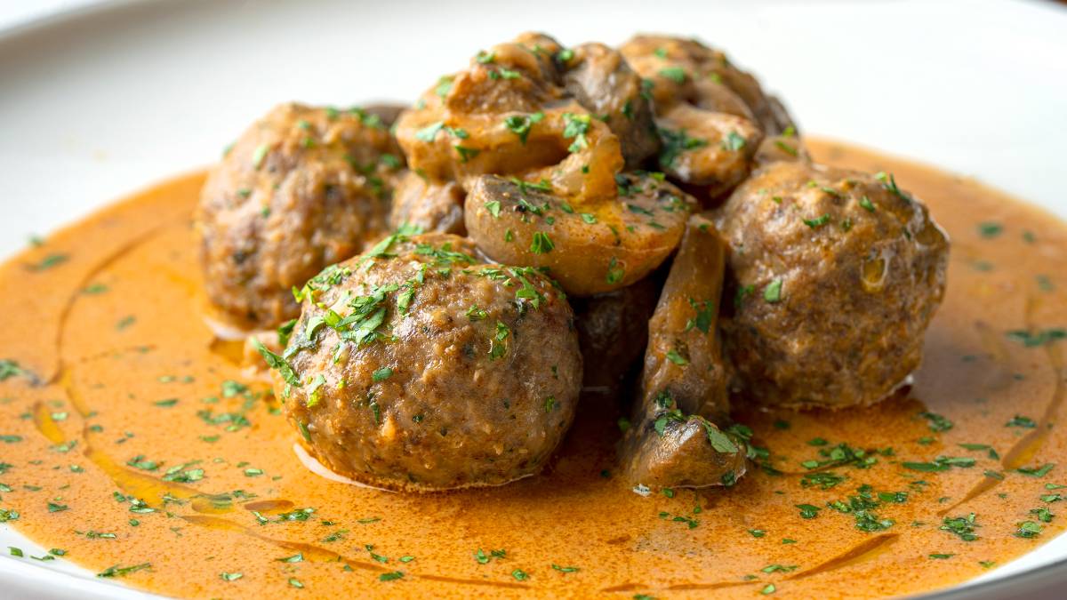 Akşam yemeklerinin starı olacak! Evde mantar varsa hemen deneyin: Mantarlı köfte tarifi…