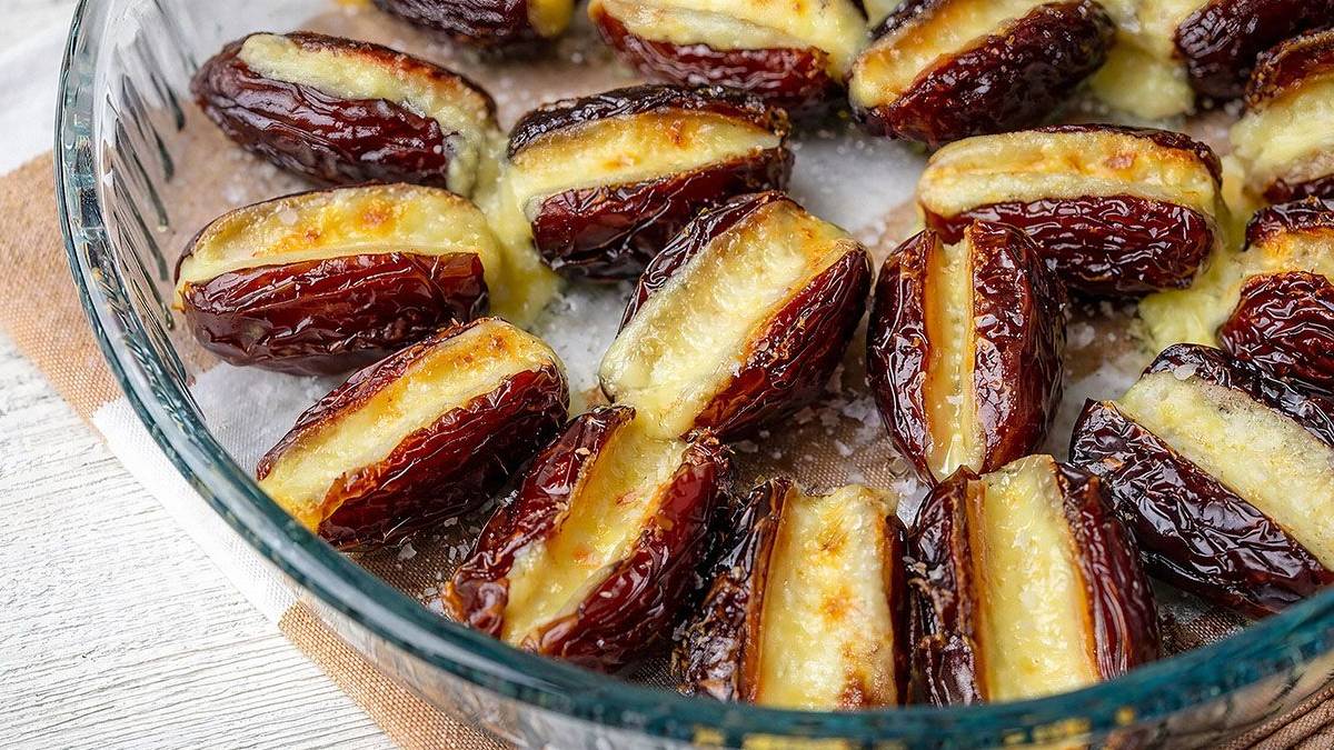 Gören herkes şaşıracak! Sofranın en ilginç atıştırmalığı: Fırında Peynir Dolgulu Hurma Tarifi…