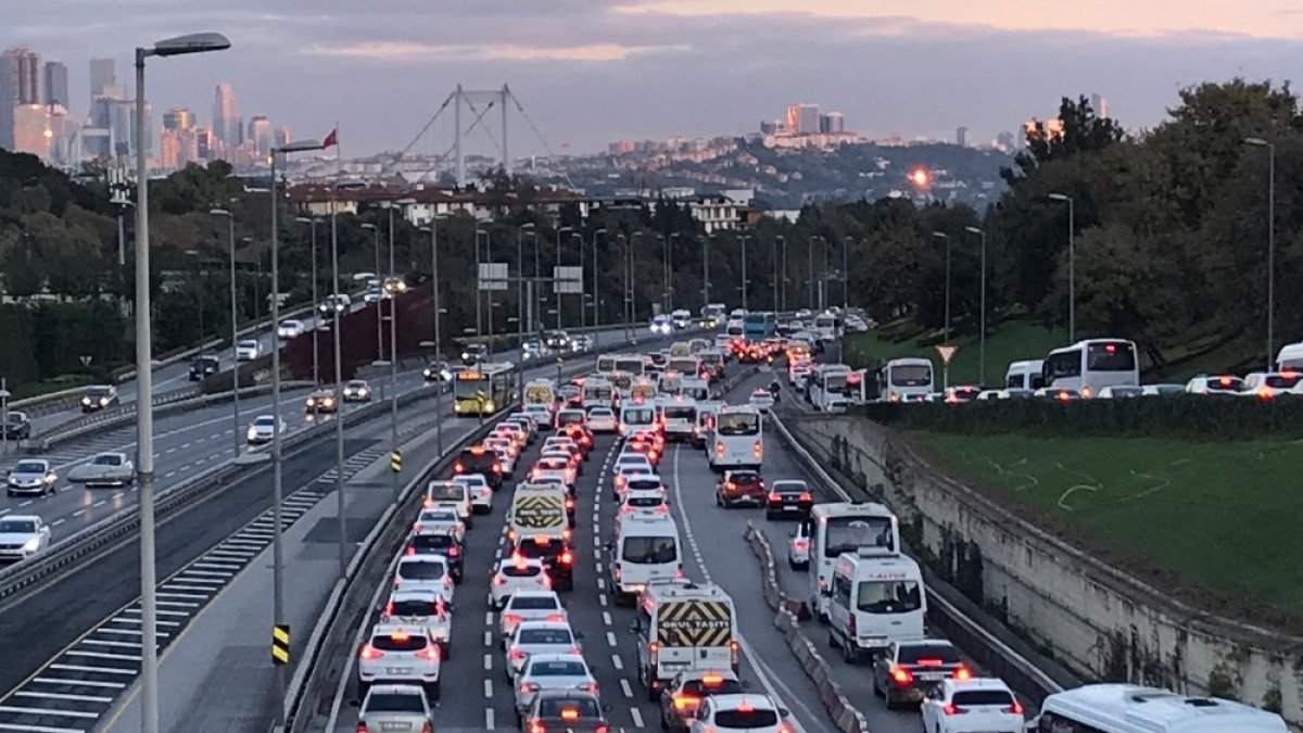 İstanbul’da haftanın ilk gününde trafik yoğunluğu yüzde 72’ye ulaştı