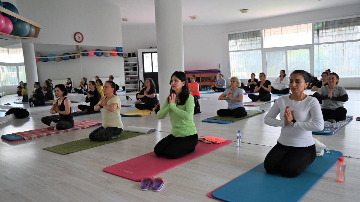 Bornova’da kadınlar yogayla güçleniyor